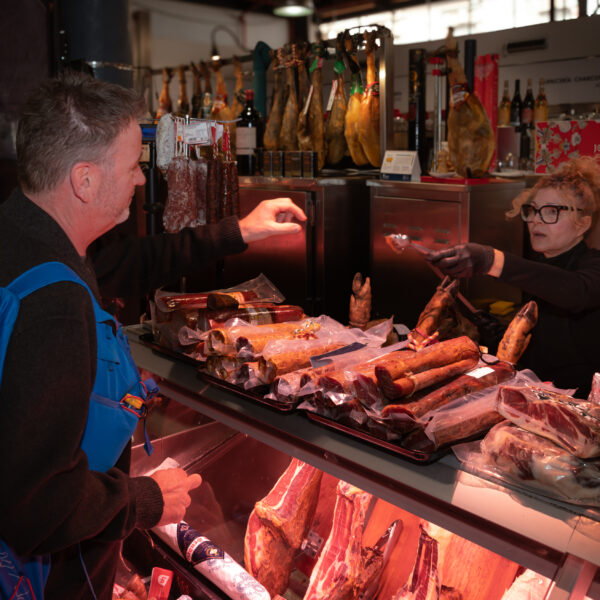 Comprando carne en el mercado